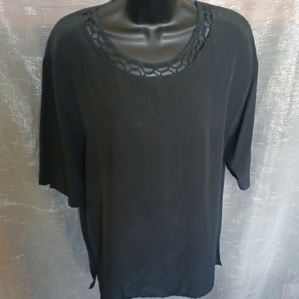Anne Carson Silk Blouse Black Large, cutout at neck, short sleeve